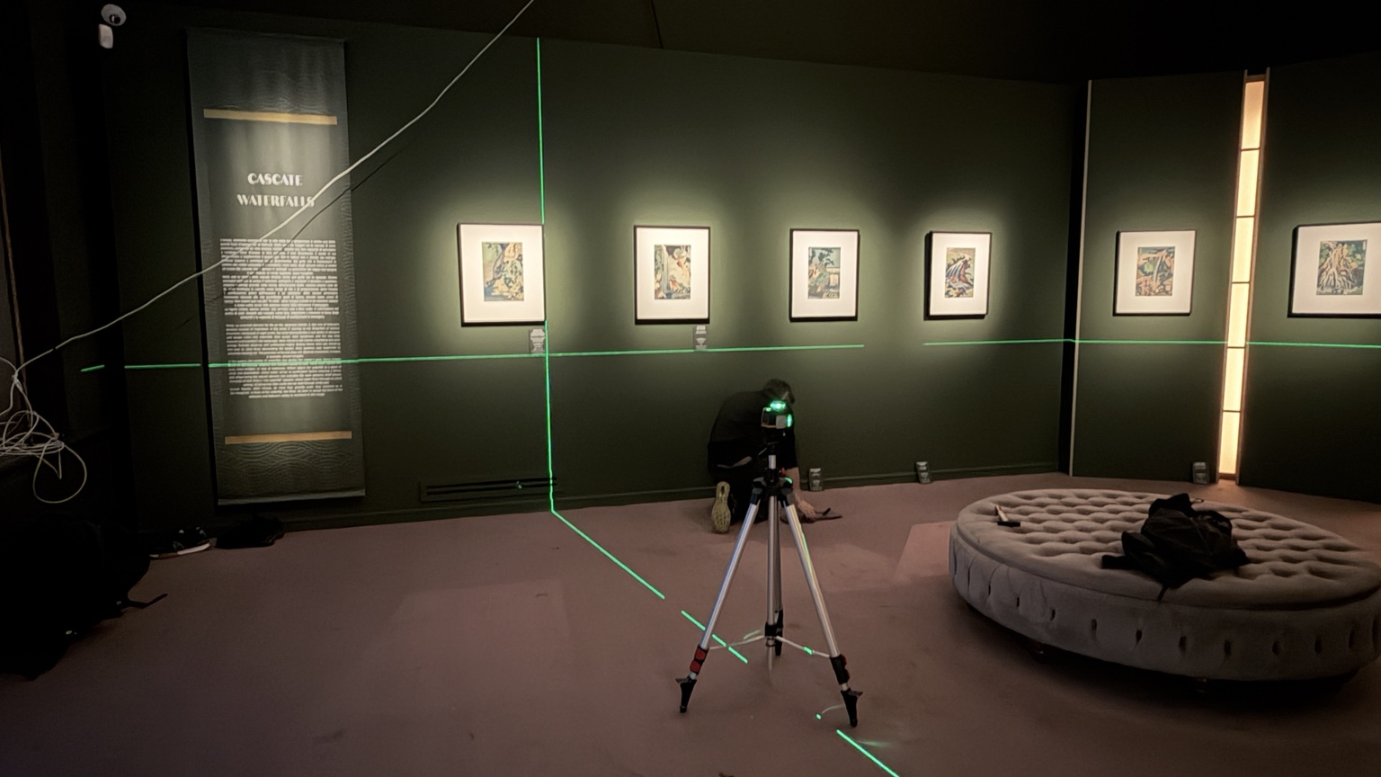 Lavori di allestimento nella sala della mostra di Hokusai