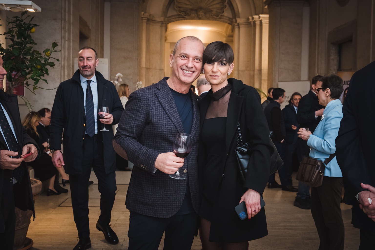 Massimo Maggio con un’amica a una mostra d’arte