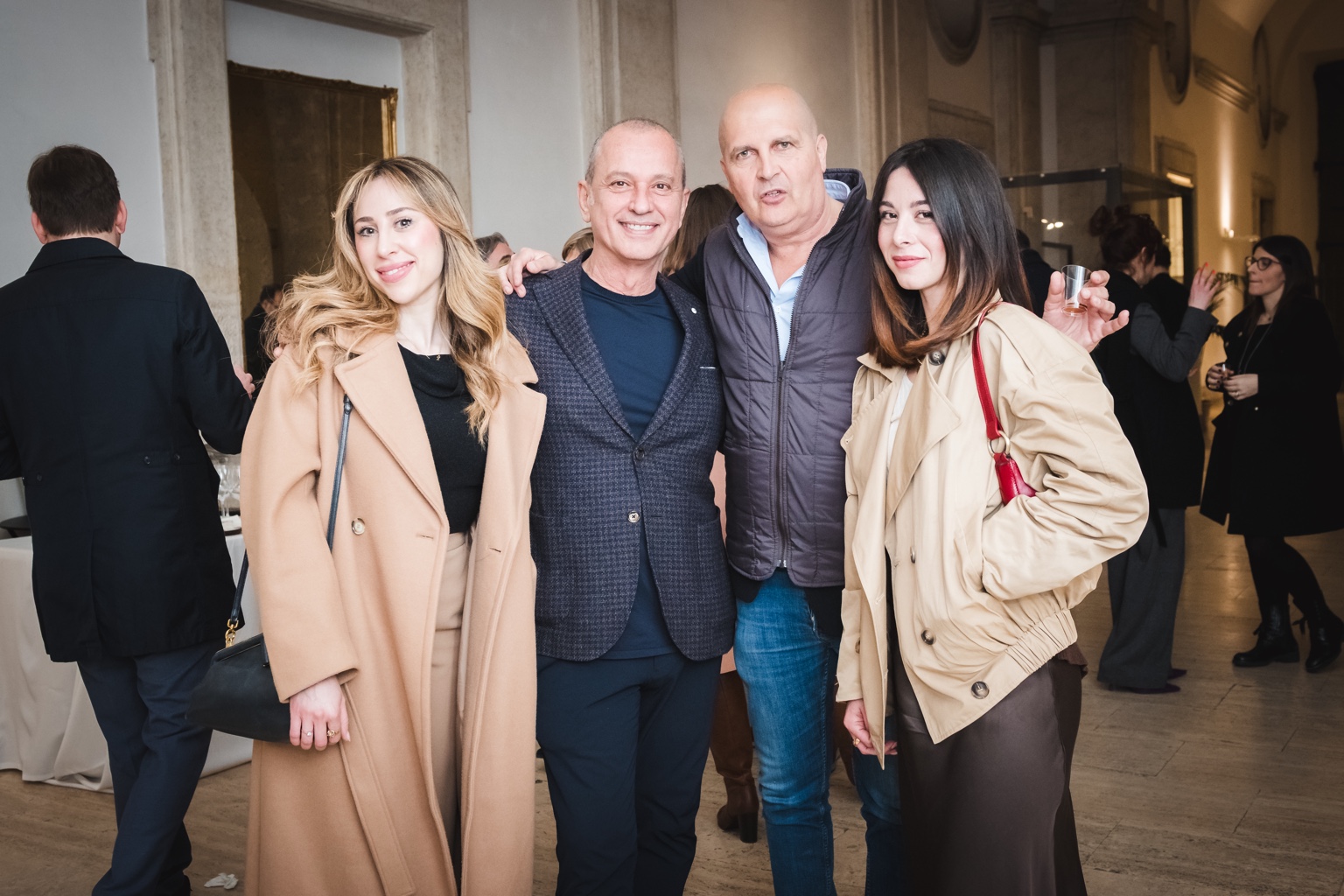 Massimo Maggio con tre amici a una mostra d’arte