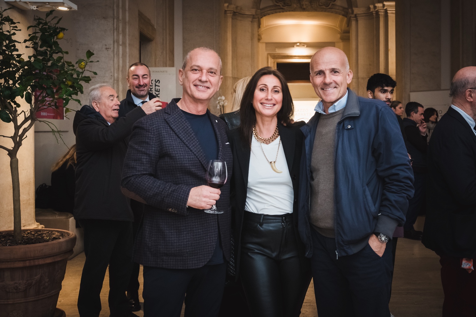 Massimo Maggio con due amici a una mostra d’arte