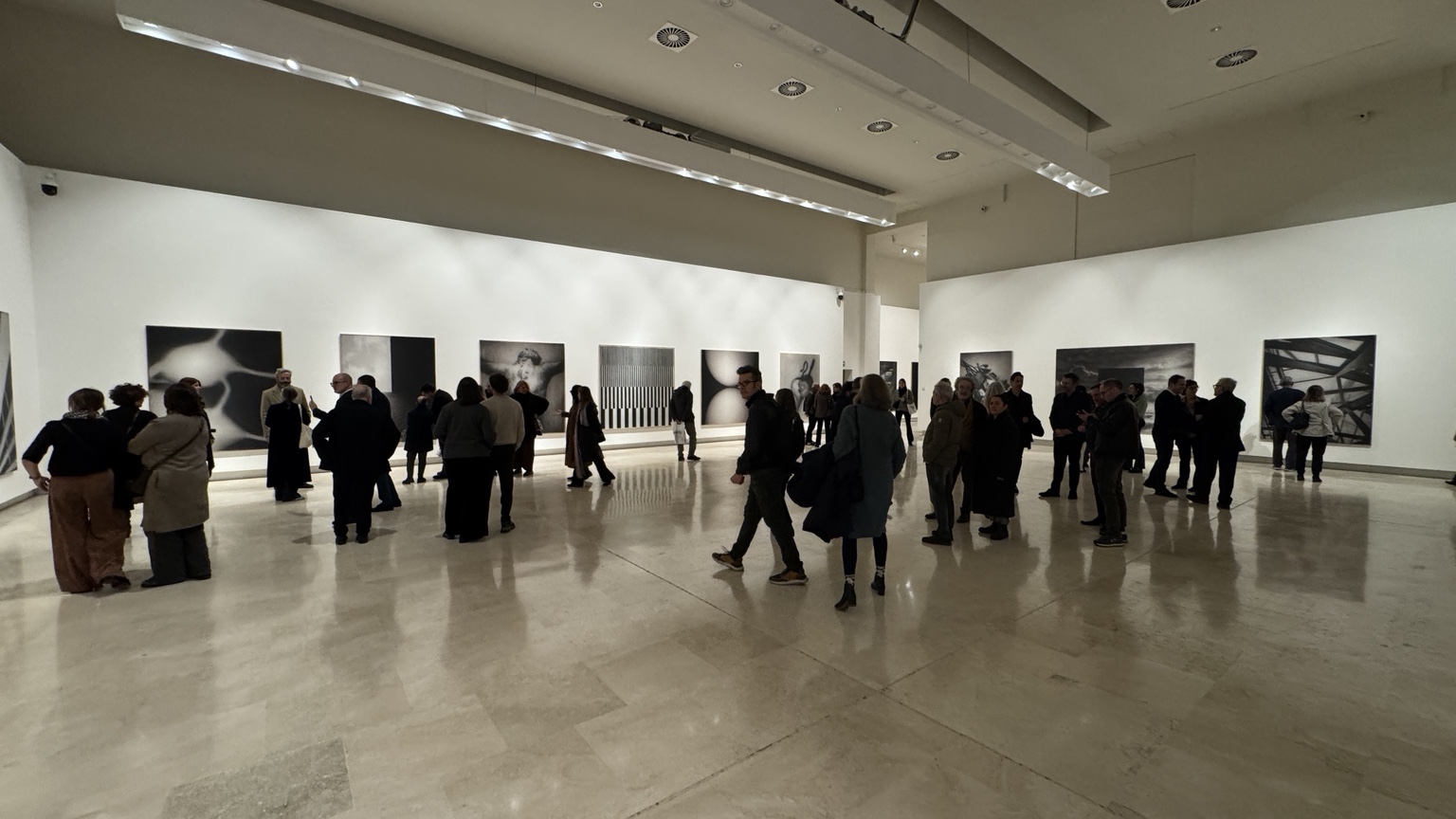 Visitatori in una grande sala espositiva