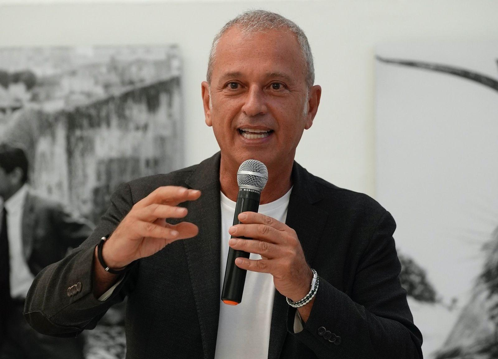 Massimo Maggio interviene con un microfono al MAXXI di Roma