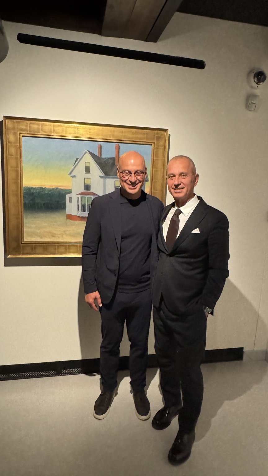 Massimo Maggio insieme a Marco Goldin davanti a un dipinto