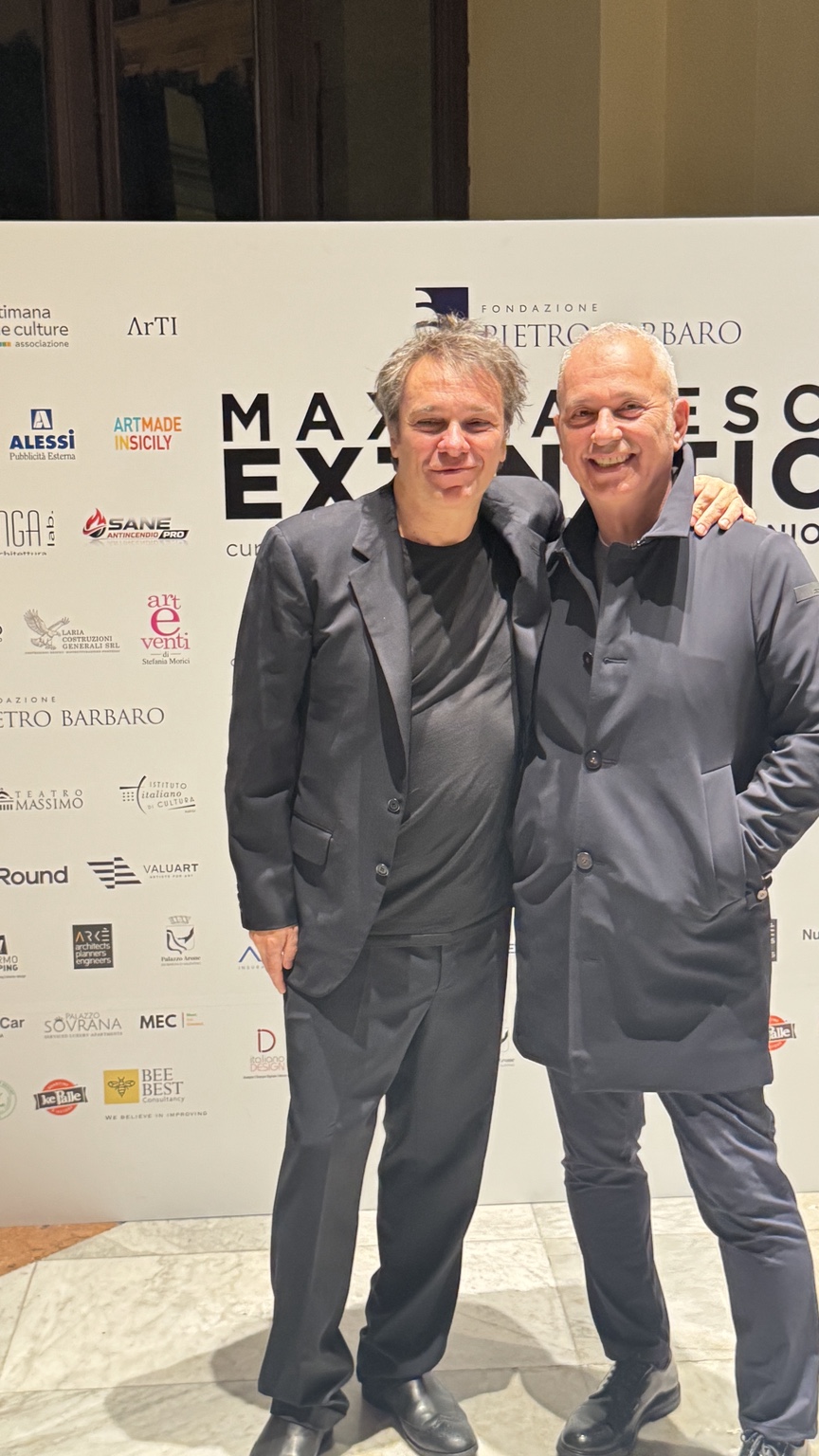 Massimo Maggio con l’artista Max Papeschi