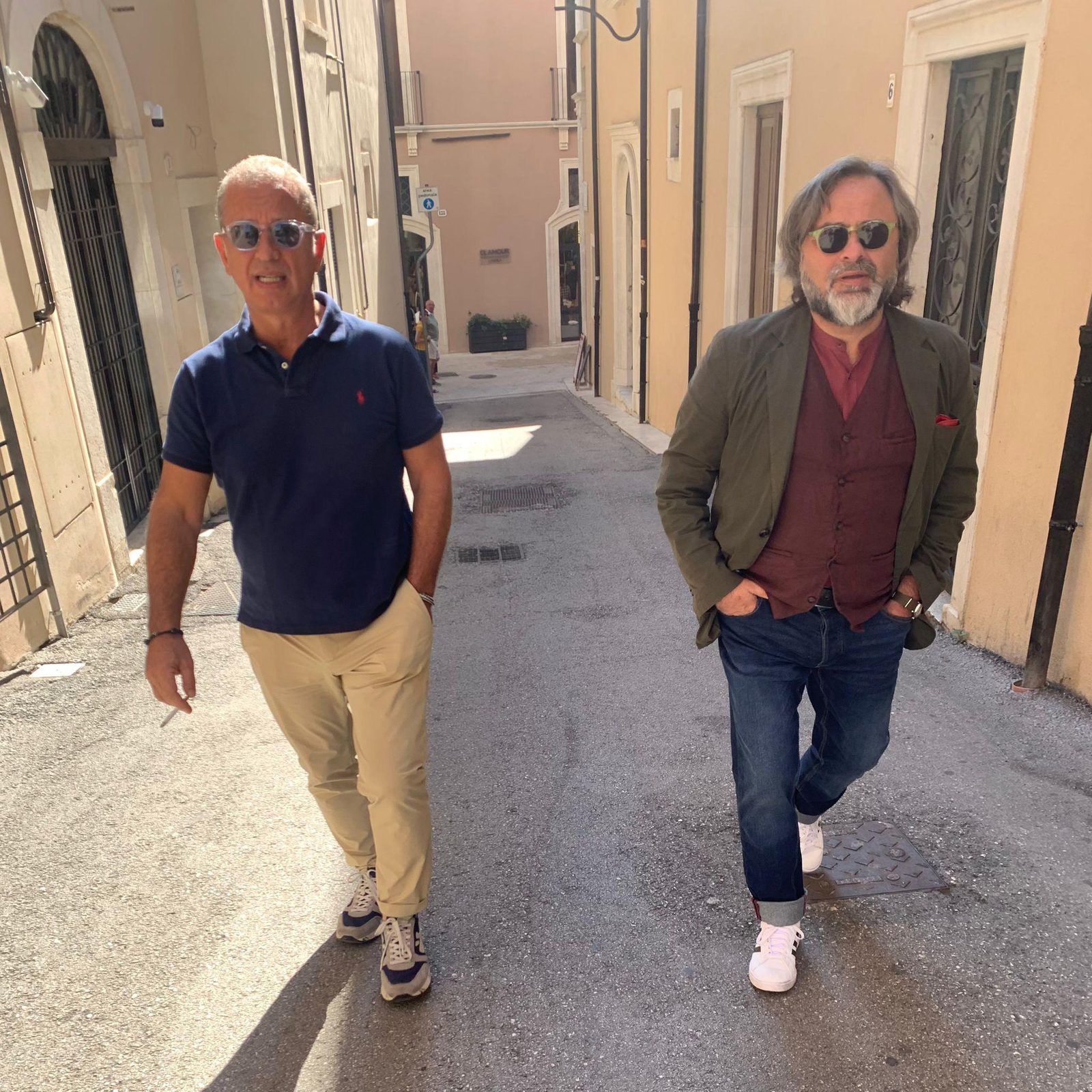 Massimo Maggio e Francesco Cascino passeggiano per le vie dell’Aquila