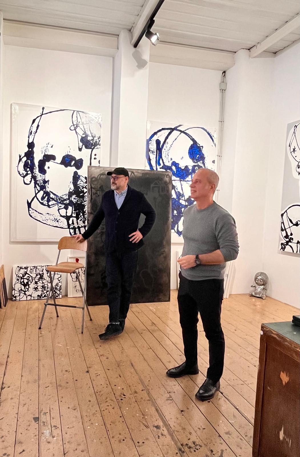Massimo Maggio e Danilo Bucchi nello studio dell’artista
